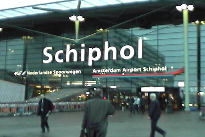 http://www.trackandtrain.com/atmypace/gallery/holland/schiphol-airport/schiphol-big-schipol-sign-02.jpg