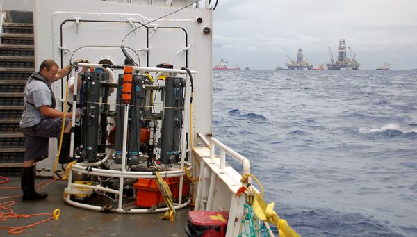 Photo: ship hydrocarbon plume gulf