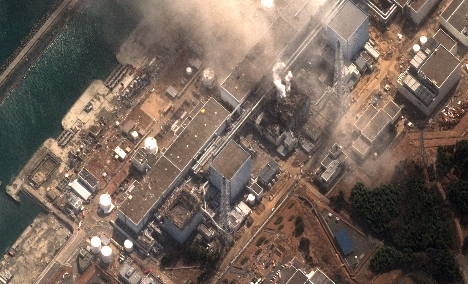 https://lh6.googleusercontent.com/-rrB-tNbUgIk/TX5ELCR_aSI/AAAAAAAAFQI/CJdTpLObyVs/s1600/fukushima_after_explosions.jpg