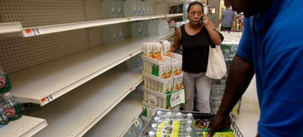 New York shoppers stock up on water from rapidly emptying shelves at a grocery store in Far Rockaway, N.Y., on Friday. (photo: Seth Wenig/AP) New York shoppers stock up on water from rapidly emptying shelves at a grocery store in Far Rockaway, N.Y., on Friday. (photo: Seth Wenig/AP)