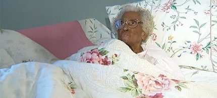 103-year-old Vinia Hall was in the process of being evicted until community pressure forced Chase bank to delay the proceedings, 12/03/11. (photo: WSBTV)