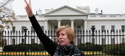 Anti-war activist Cindy Sheehan in front of the White House. (photo: OutofCentralAsiaNow/WordPress.com)