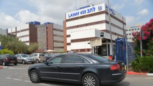 Israel Police's anti-corruption unit, Lahav 433, in Lod (Photo credit: Flash90)