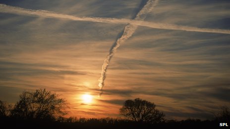 http://news.bbcimg.co.uk/media/images/75618000/jpg/_75618805_c0030595-cirrostratus_clouds-spl.jpg