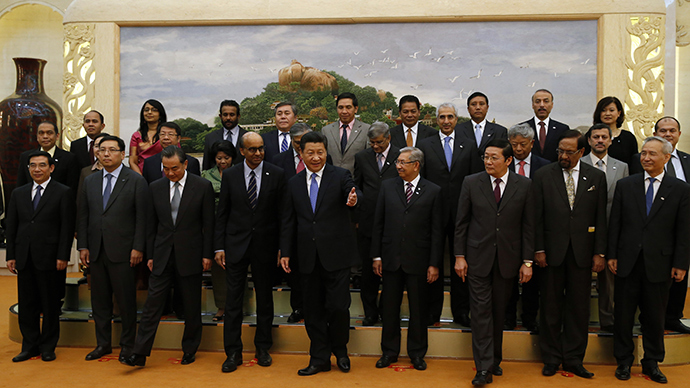 Chinese President Xi Jinping (C) shows the way to the guests of the Asian Infrastructure Investment Bank at the Great Hall of the People in Beijing on October 24, 2014 (AFP Photo / Takaki Yajima)