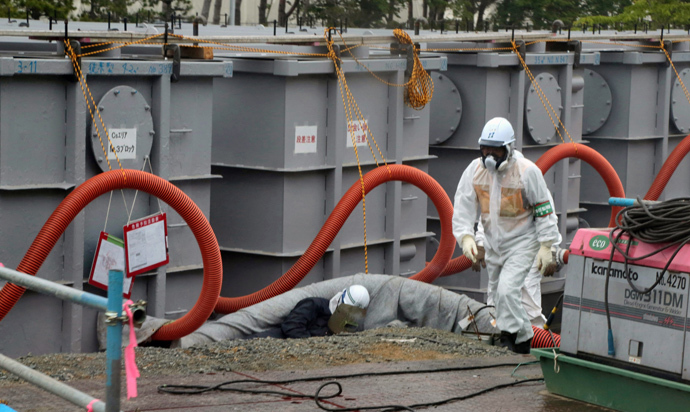 Tokyo Electric Power Co (TEPCO) workers work on waste water tanks at Japan's Fukushima Dai-ichi nuclear plant in the town of Okuma, Fukushima prefecture (AFP Photo / Pool/ Noboru Hashimoto)