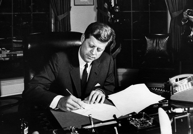 October_23,_1962-_President_Kennedy_signs_Proclamation_3504,_authorizing_the_naval_quarantine_of_Cuba